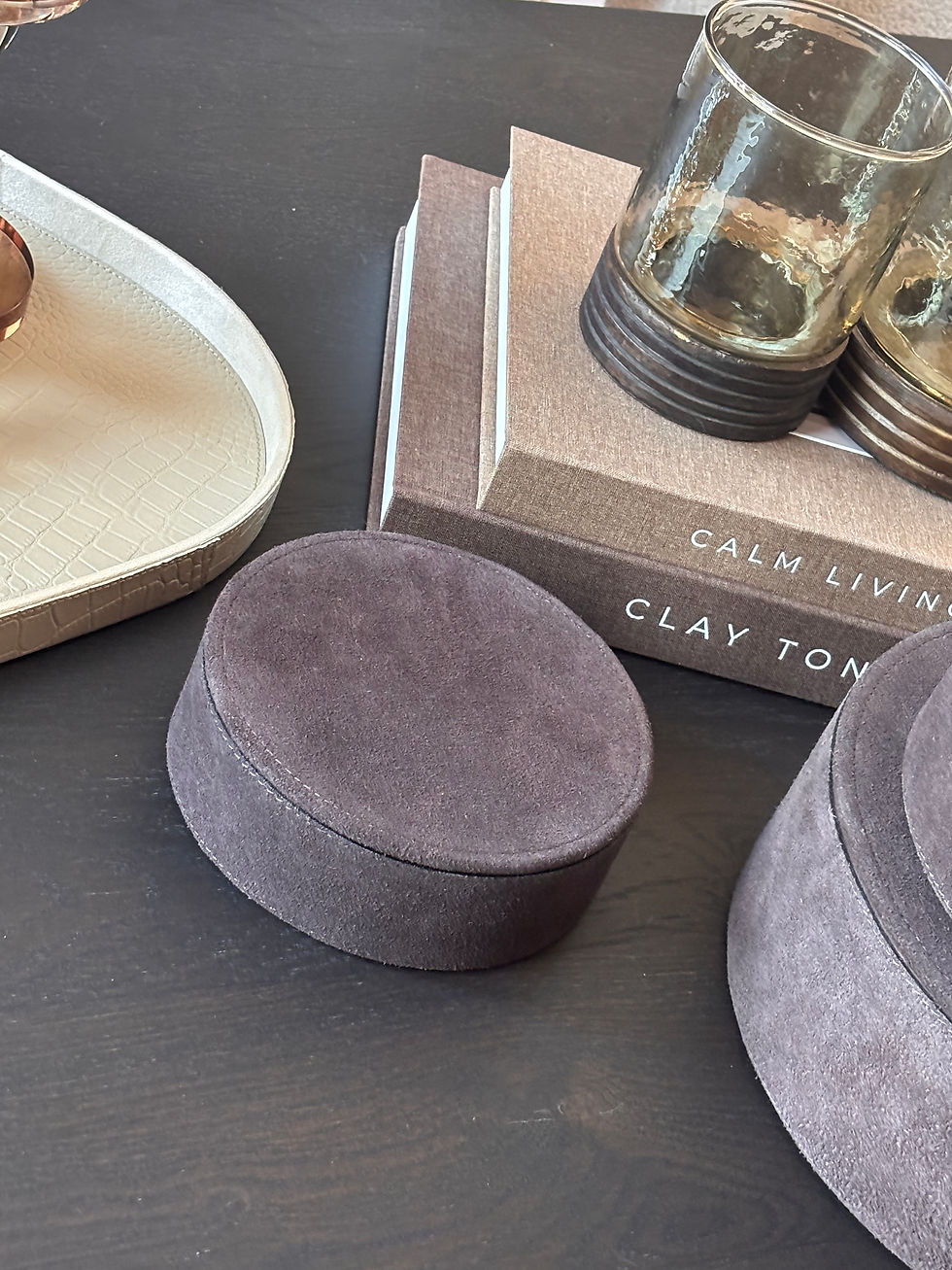 Thumbnail: PTMD Luxe Opbergboxen “Saria”– donkerbruin suède (verkrijgbaar in 3 afmetingen)