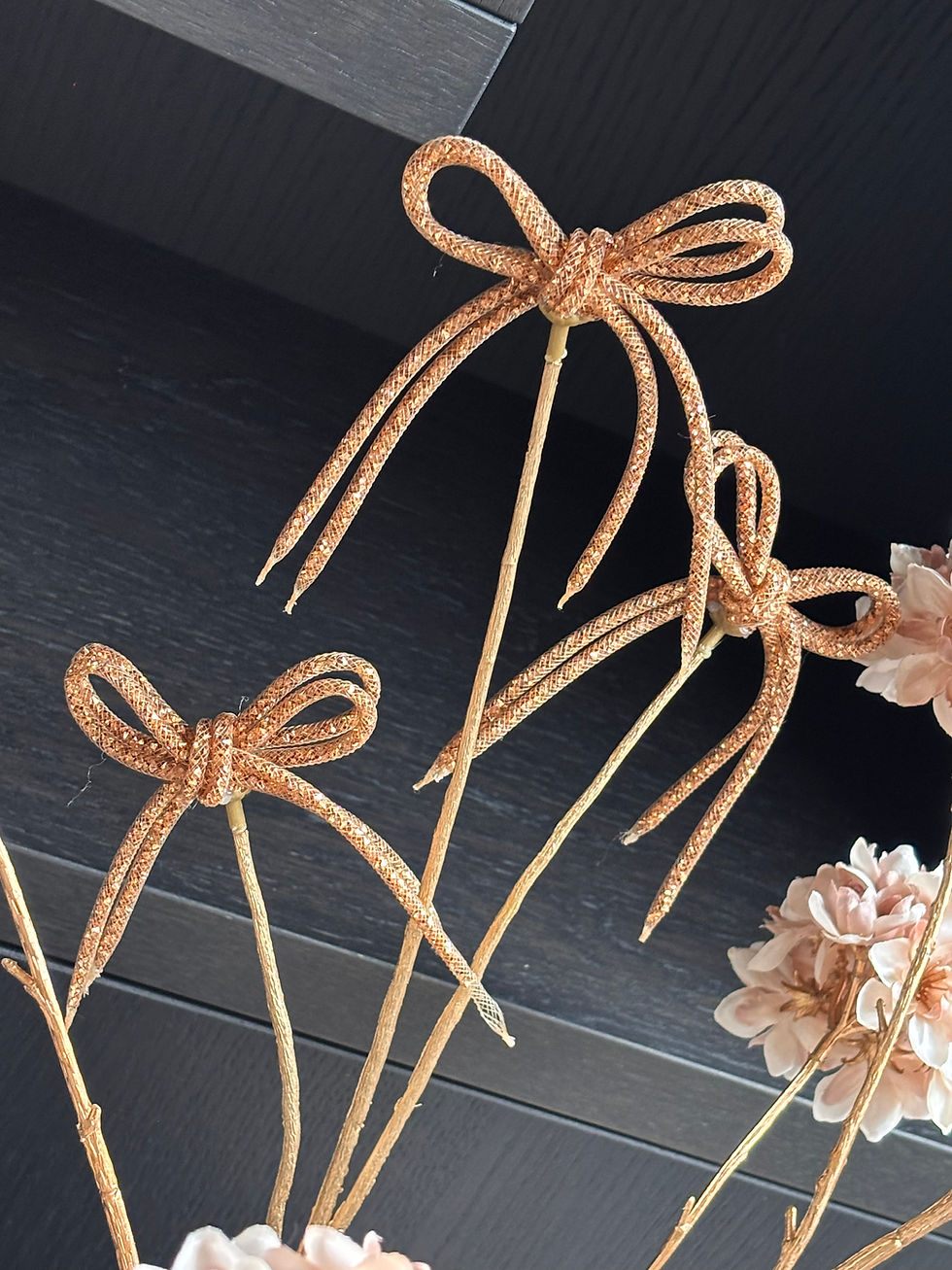 Thumbnail: Kunsttak Bow Goud – Decoratieve Strik | 71 cm 