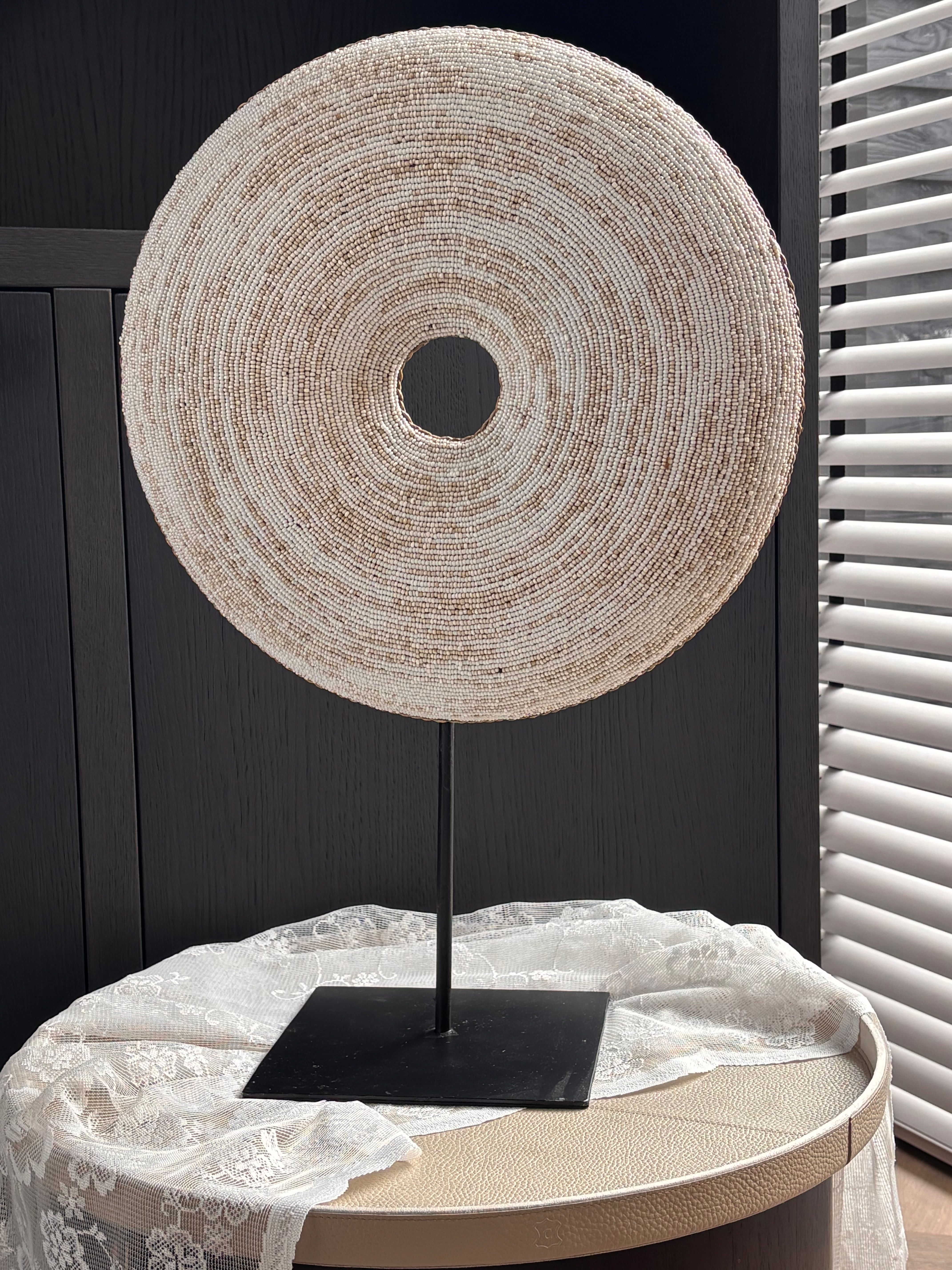 Luxe kralen donut ring “Musa” op voet beige/wit XL