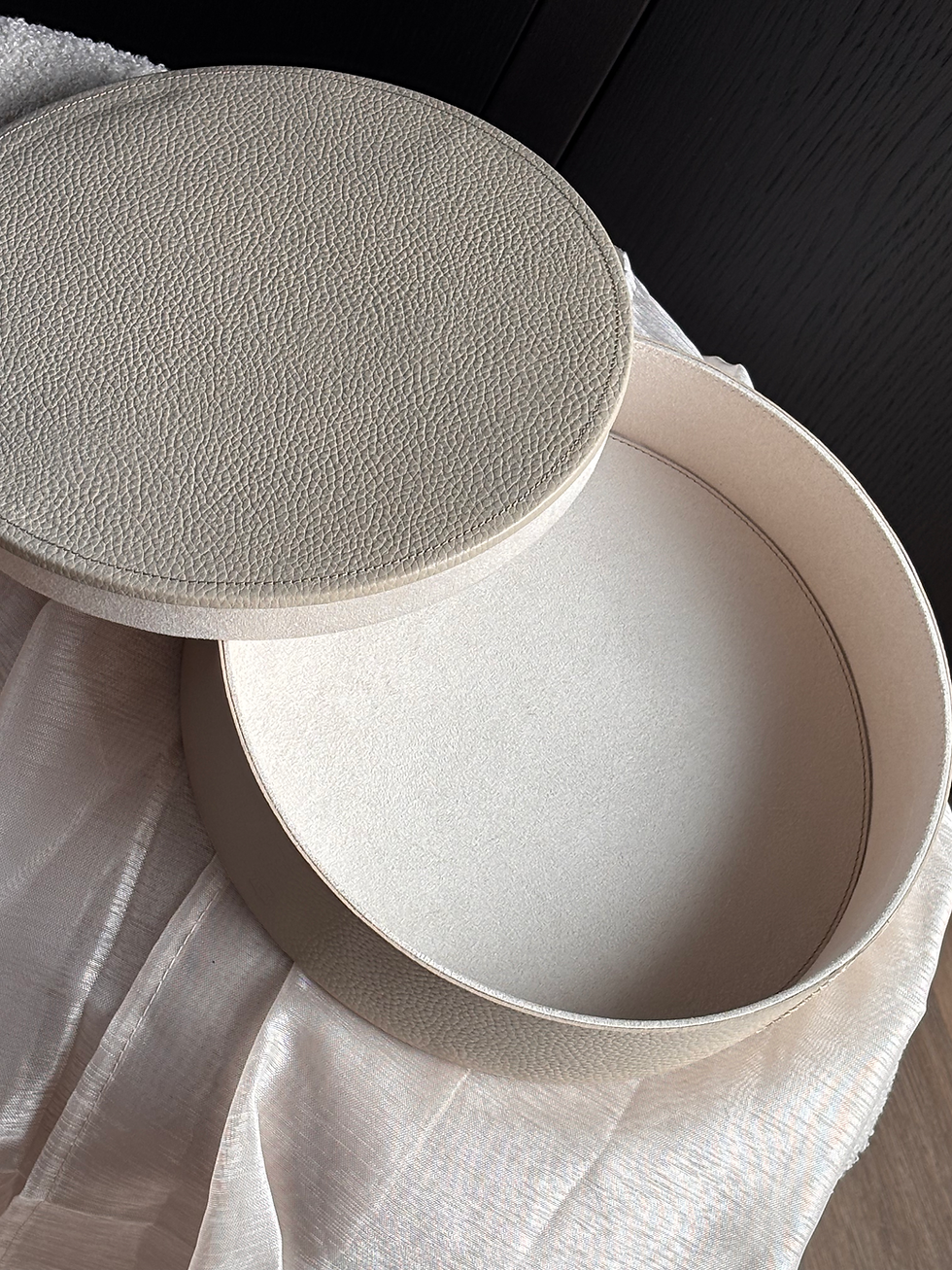 Thumbnail: Chamada ronde box Lauren effen leer beige (verkrijgbaar in 2 afmetingen)