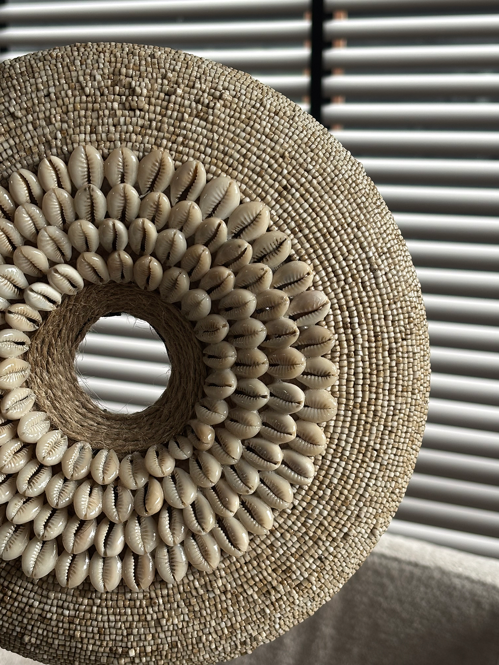 Thumbnail: Luxe schelpen decor op voet beige “Maeve” (verkrijgbaar in 2 afmetingen)