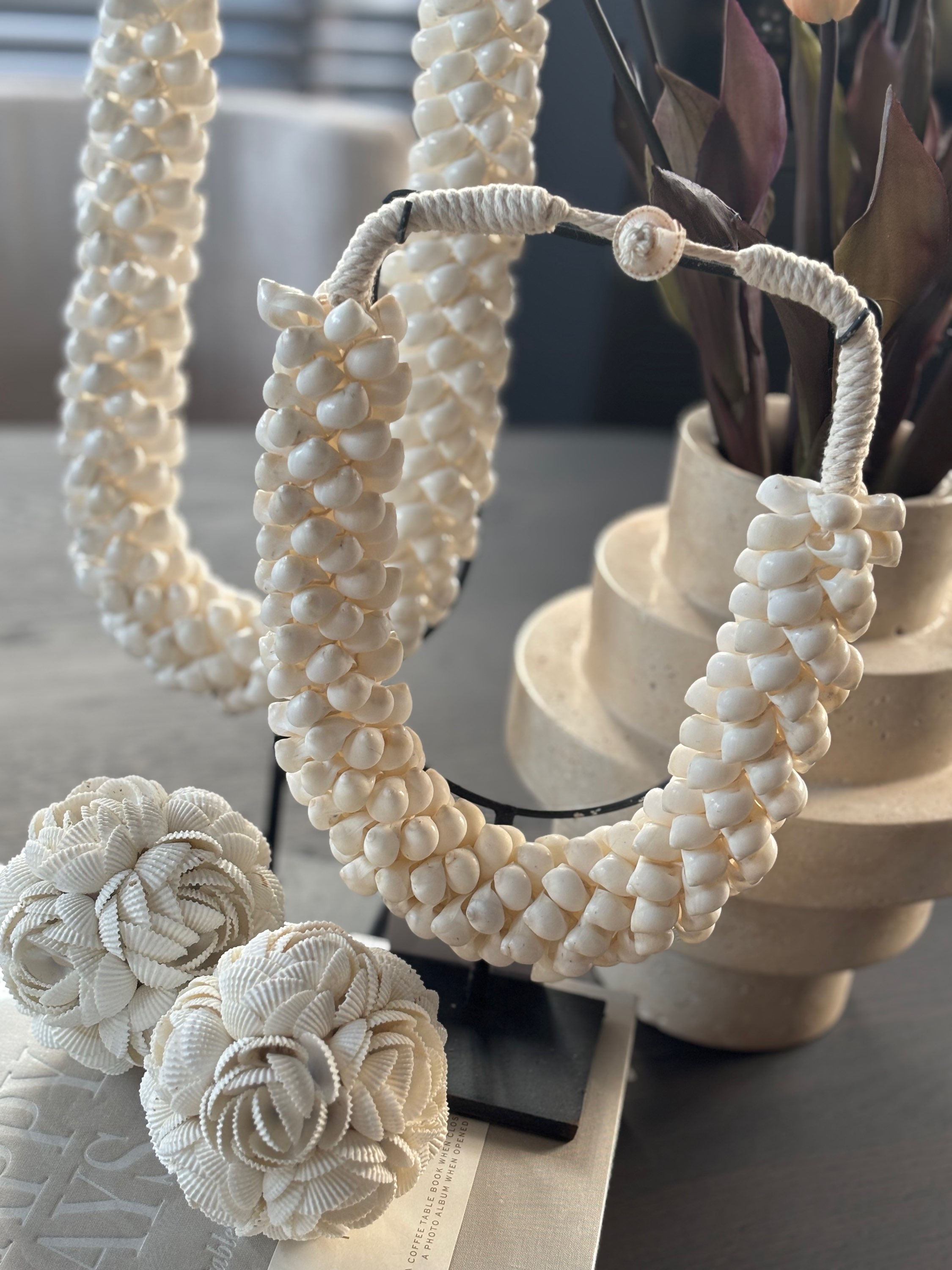 Schelpenketting op voet “Snowy” wit laag