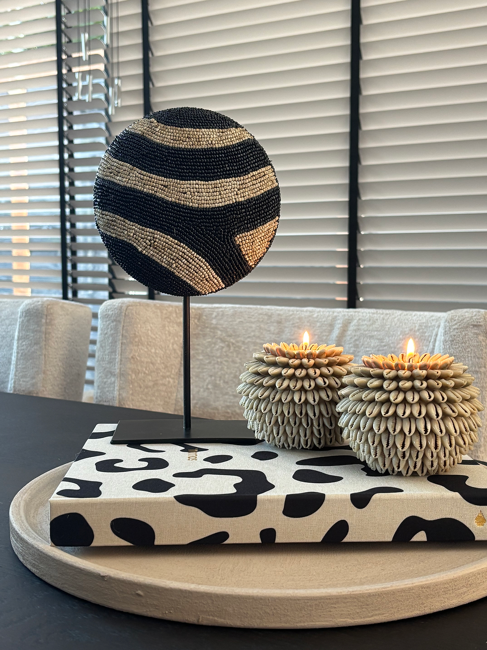 Thumbnail: Luxe schelpen decor op voet “Zura” (30 x 17 x 10 cm)