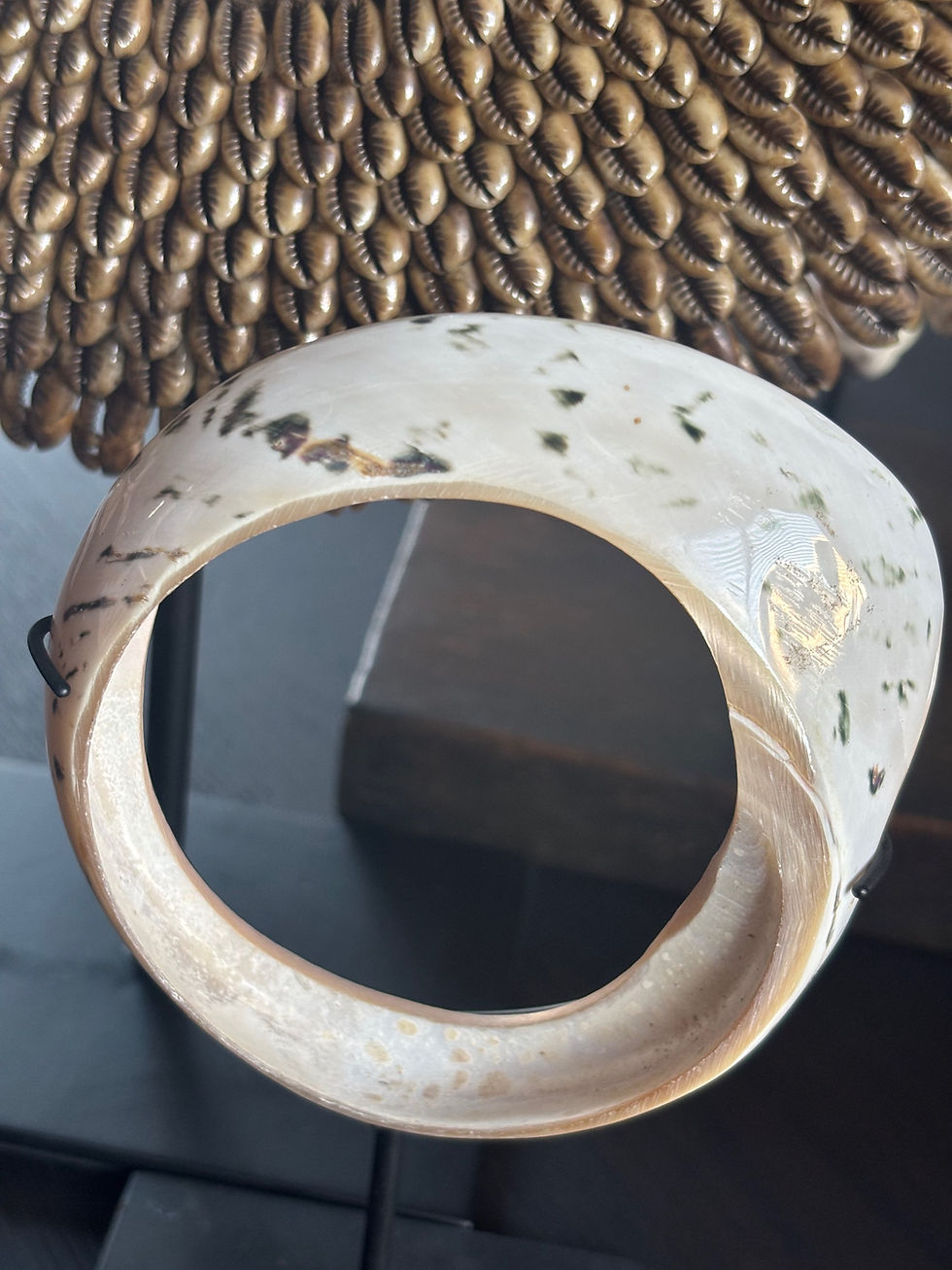 Thumbnail: Luxe schelpen armband op voet (17x10,5x8cm)