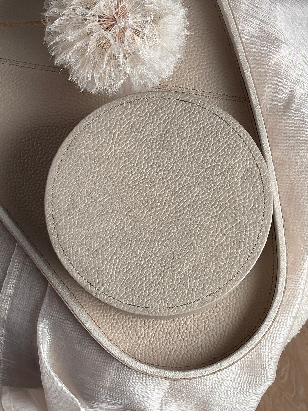 Thumbnail: Chamada ronde box Lauren effen leer beige (verkrijgbaar in 2 afmetingen)