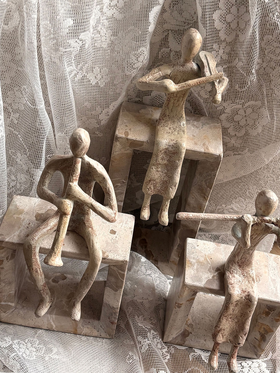 Thumbnail: Beeldje “Aleria” beige marmer (verkrijgbaar in 3 varianten)