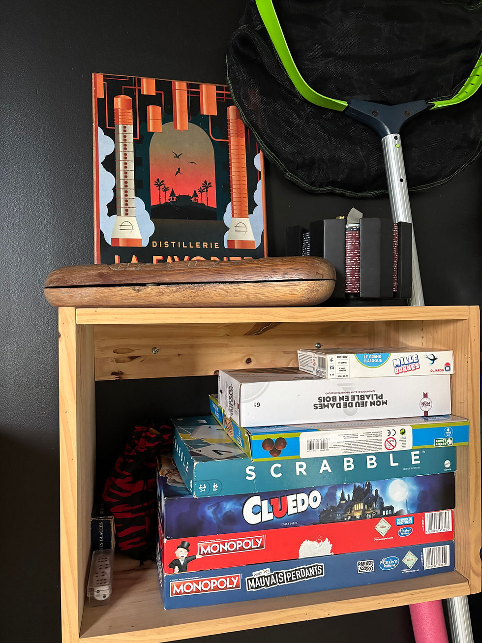 Buanderie, jeux de société et livres