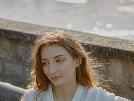 Gaëlle sur le pont de Poissy , photo : studio poisson