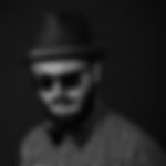 カーリー口ひげとサングラスと髭の男
