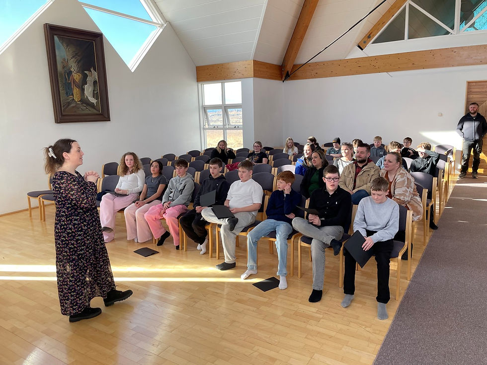 Spenntir áhorfendur að bíða meðan dómnefnd fundar