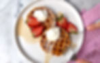 Waffles dulces con masa madre con fresas y yogurt