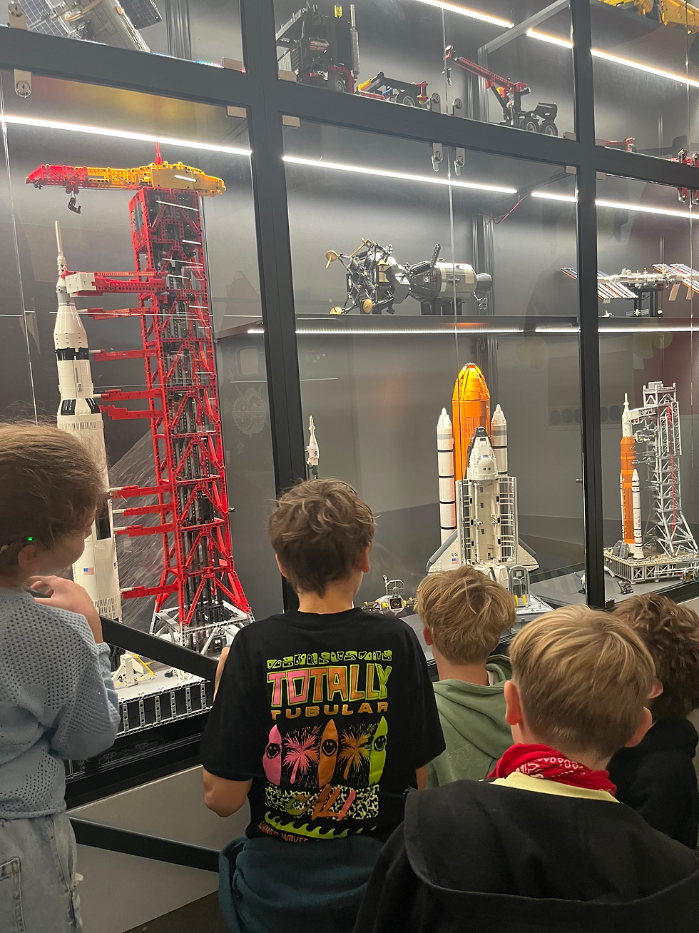 dzieci oglądające modele rakiet lego
