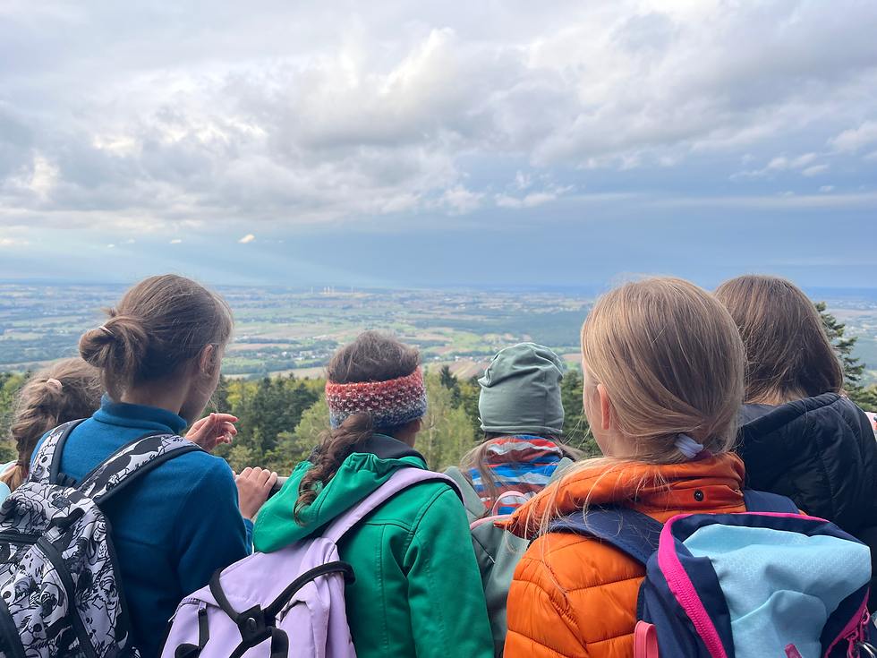 dzieci patrzące na panoramę gór