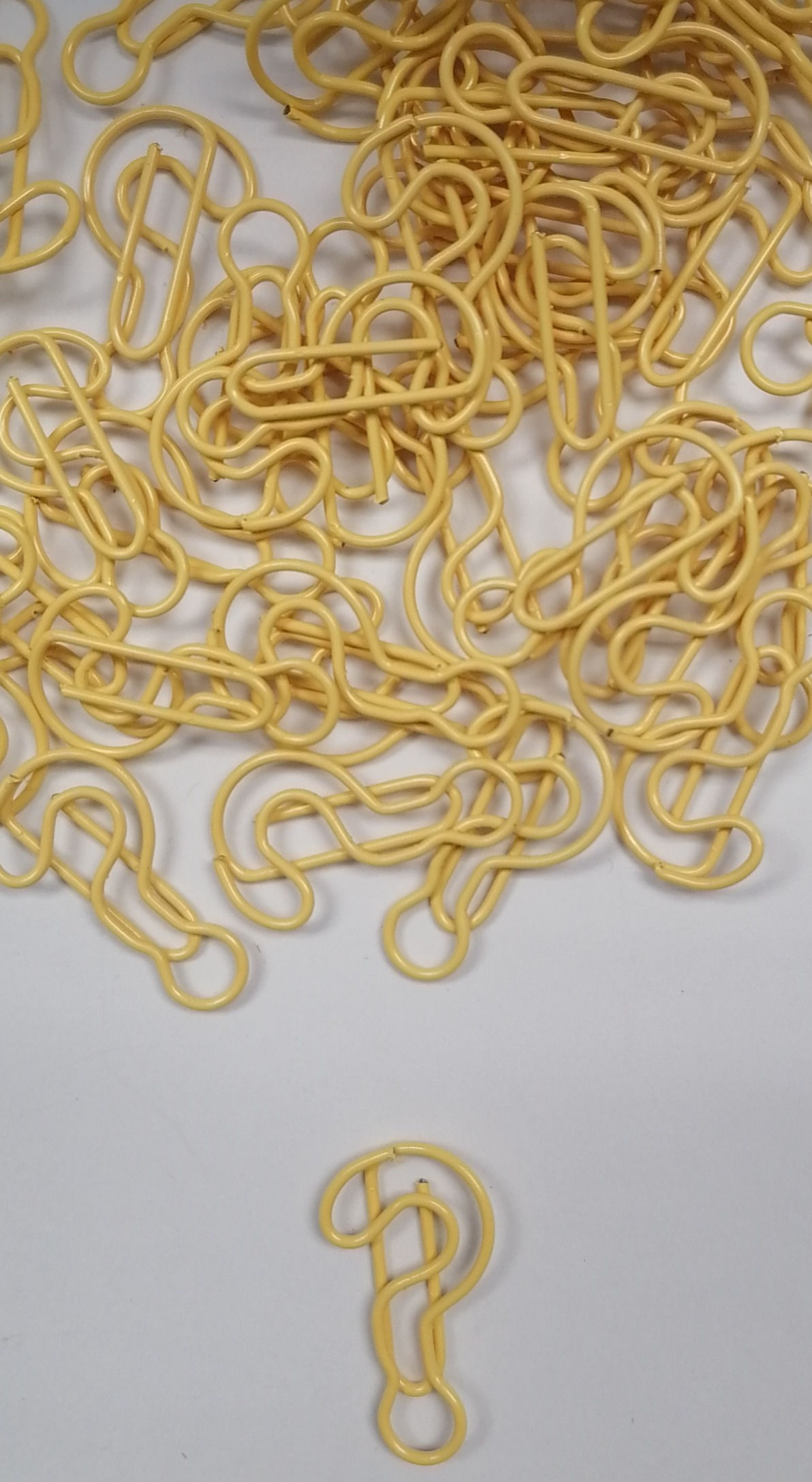 CLIP SIGNO DE INTERROGACIÓN BEIGE