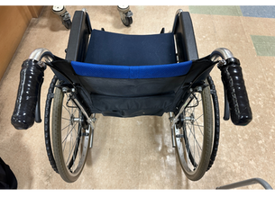 ユニバーサルテープで車いすの押手の改善!介護現場での自助具アイディアと作り方!