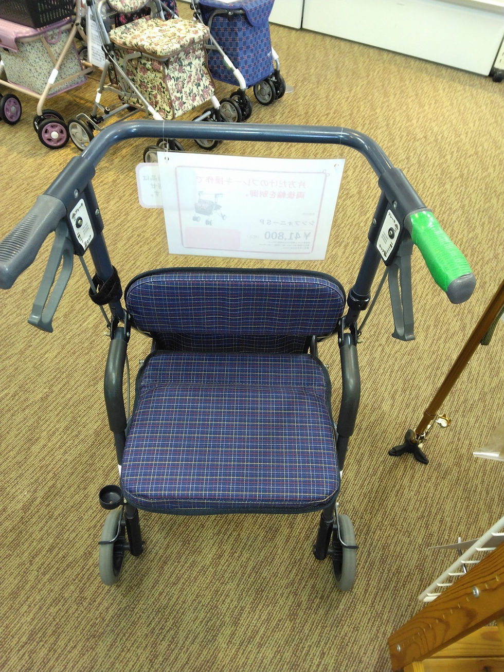 歩行器にユニバーサルテープを巻きました