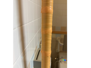 ユニバーサルテープで滑り止め!介護現場でのトイレの手すりに滑り止めを!