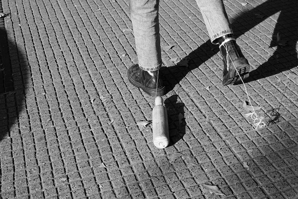 USLERO AMARRADO CON LIENZA DE TRAZADO A MIS PIES PARA CAMINAR DE UN PUNTO A OTRO (2021)