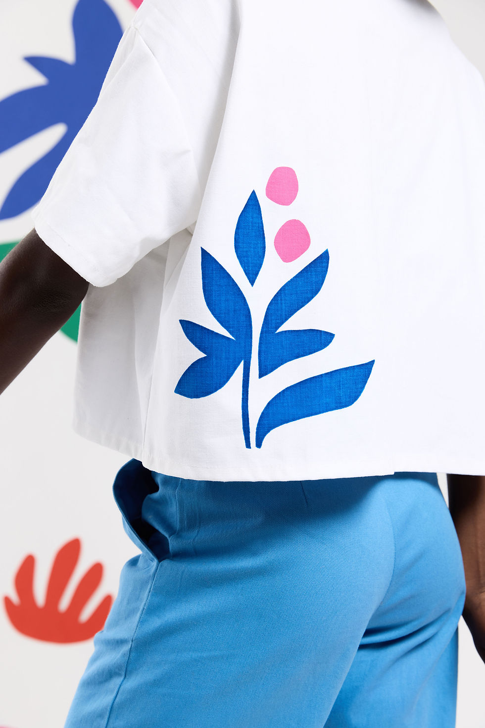 Miniature : Tee-shirt blanc loose avec sérigraphie fleur bleue et rose
