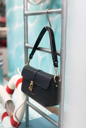 Vitrine, Merchandising, Visual Merchandiser, Décors, Scénographie, Boutique, Concept Store, retail, Lancaster, Luxe, Maroquinerie, Paris