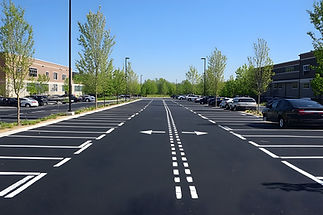 wellorganized-parking-lot-with-clear-lane-markings-traffic-arrows-optimal-space-management