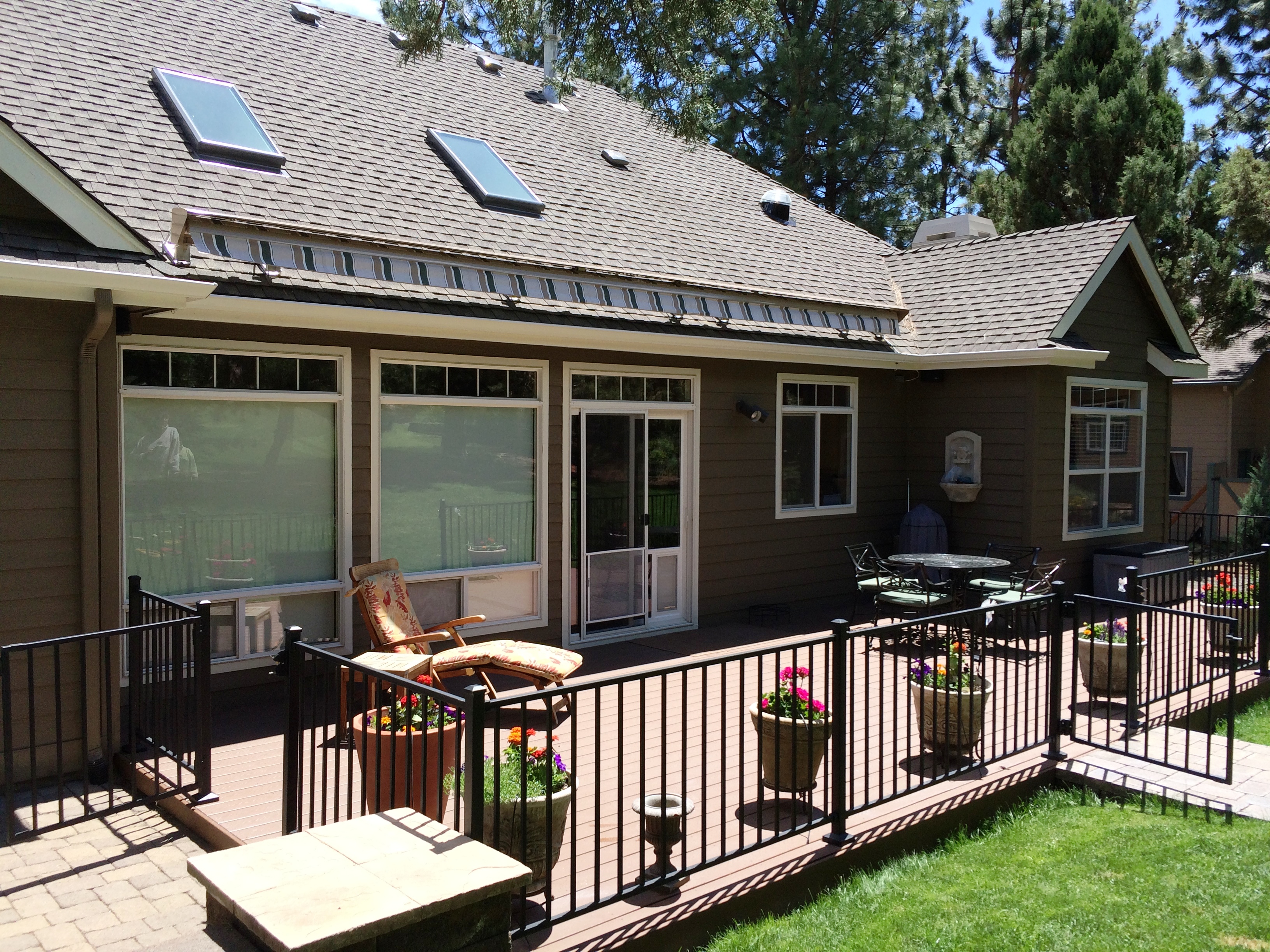 Retractable Awnings in Bend, Sunriver, & More Shade on Demand
