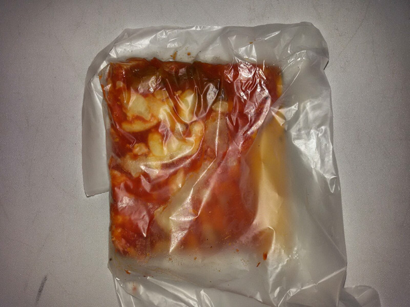 Zetaesse. Questi bocconi della fotografa Flaviana Frascogna sottraggono volutamente l'oggetto-cibo a quelle regole compositive e di illuminazione che ne esaltano l'aspetto e invogliano lo spettatore