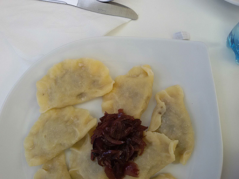 Zetaesse. Questi bocconi della fotografa Flaviana Frascogna sottraggono volutamente l'oggetto-cibo a quelle regole compositive e di illuminazione che ne esaltano l'aspetto e invogliano lo spettatore.