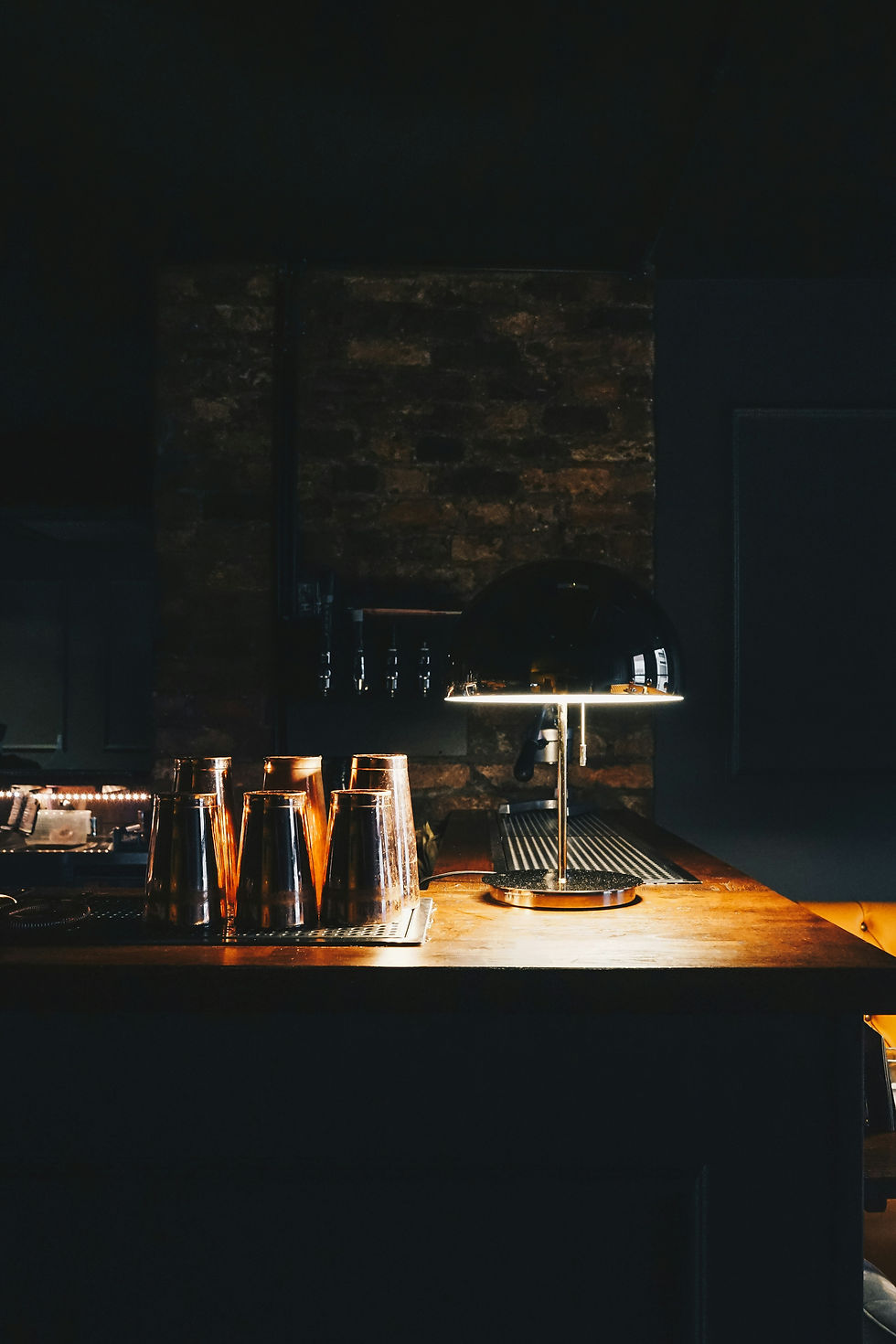 Schemerige bar met cocktailshakers