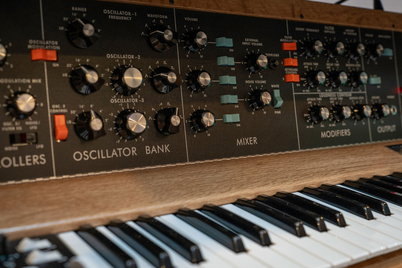 Vintage analog synthesizer keyboard with oscillator bank knobs