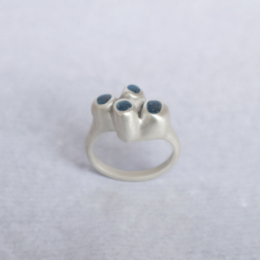 Anel em prata com inlay de areia azul