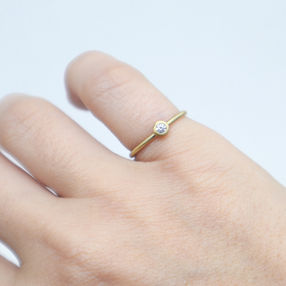 Solitário em ouro amarelo 18K fosco, com diamante de 2 mm (cravação inglesa)