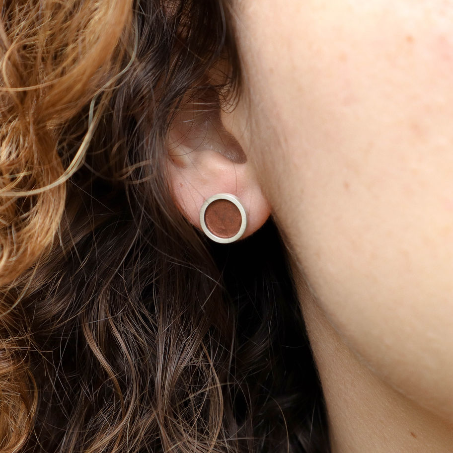 Foto de brincos na orelha, brincos redondos em prata com pátina marrom