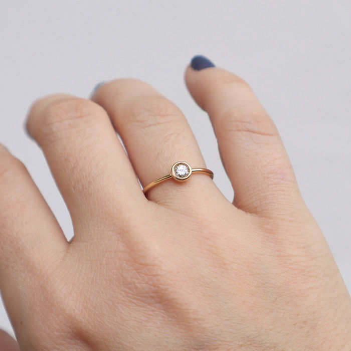 Solitário em ouro amarelo 18K polido, com diamante de  3,5 mm (cravação inglesa)