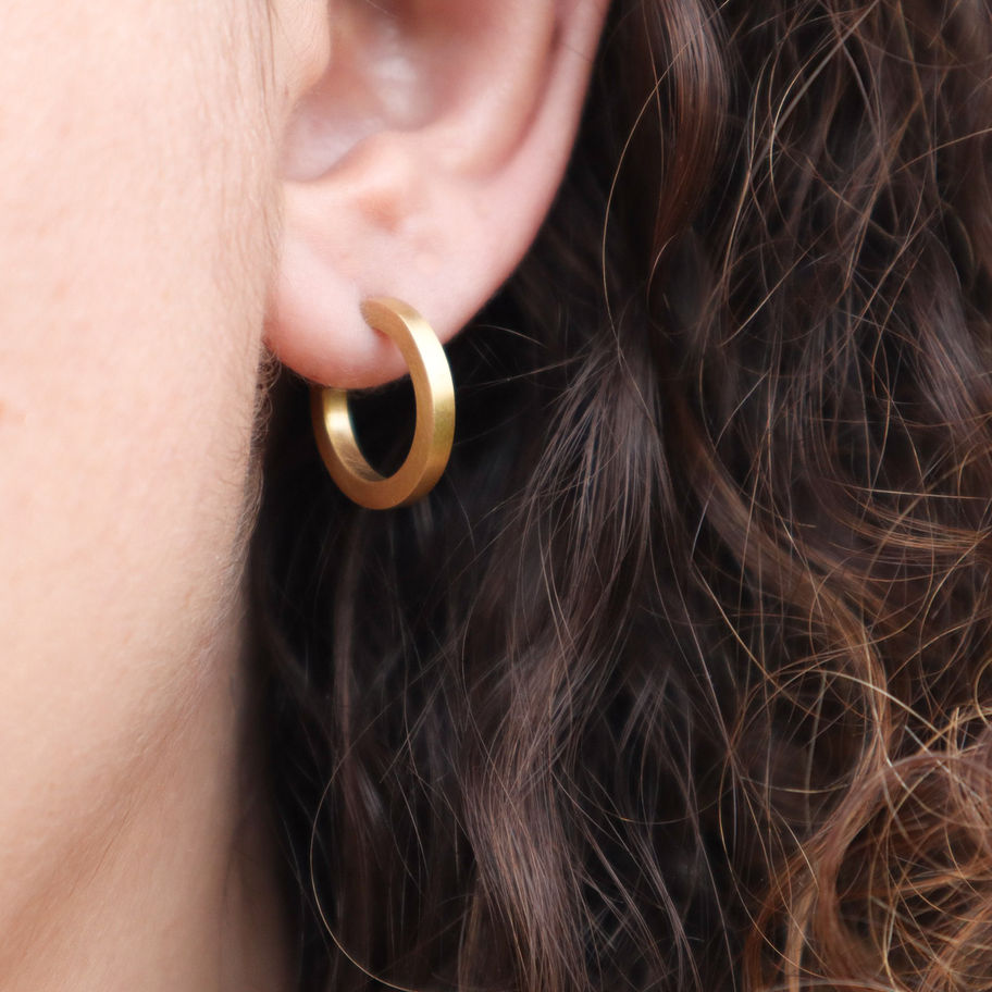 Argolas com perfil quadrado, em latão