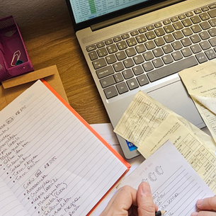 Papéis espalhados em uma mesa de escritório