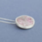 Pingente com formato orgânico em prata com inlay de turmalina rosa