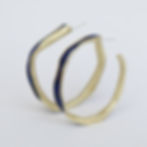 Brincos em latão com pigmentação e pinos de prata.