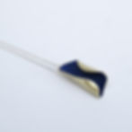 Pingente em latão com pigmentação.