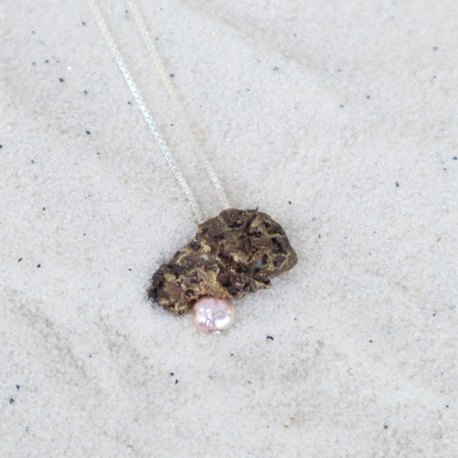 Pingente em latão com pérola de água doce.