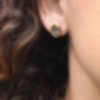 Brincos em formato de grão, em latão com pino de prata e inlay de pirita bruta.