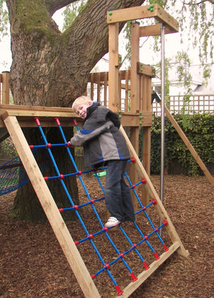 Play tower with cargo net - Surrey