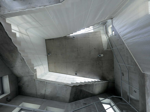 【空間とテキスタイル】2つの階段を緩やかにつなぐカーテン