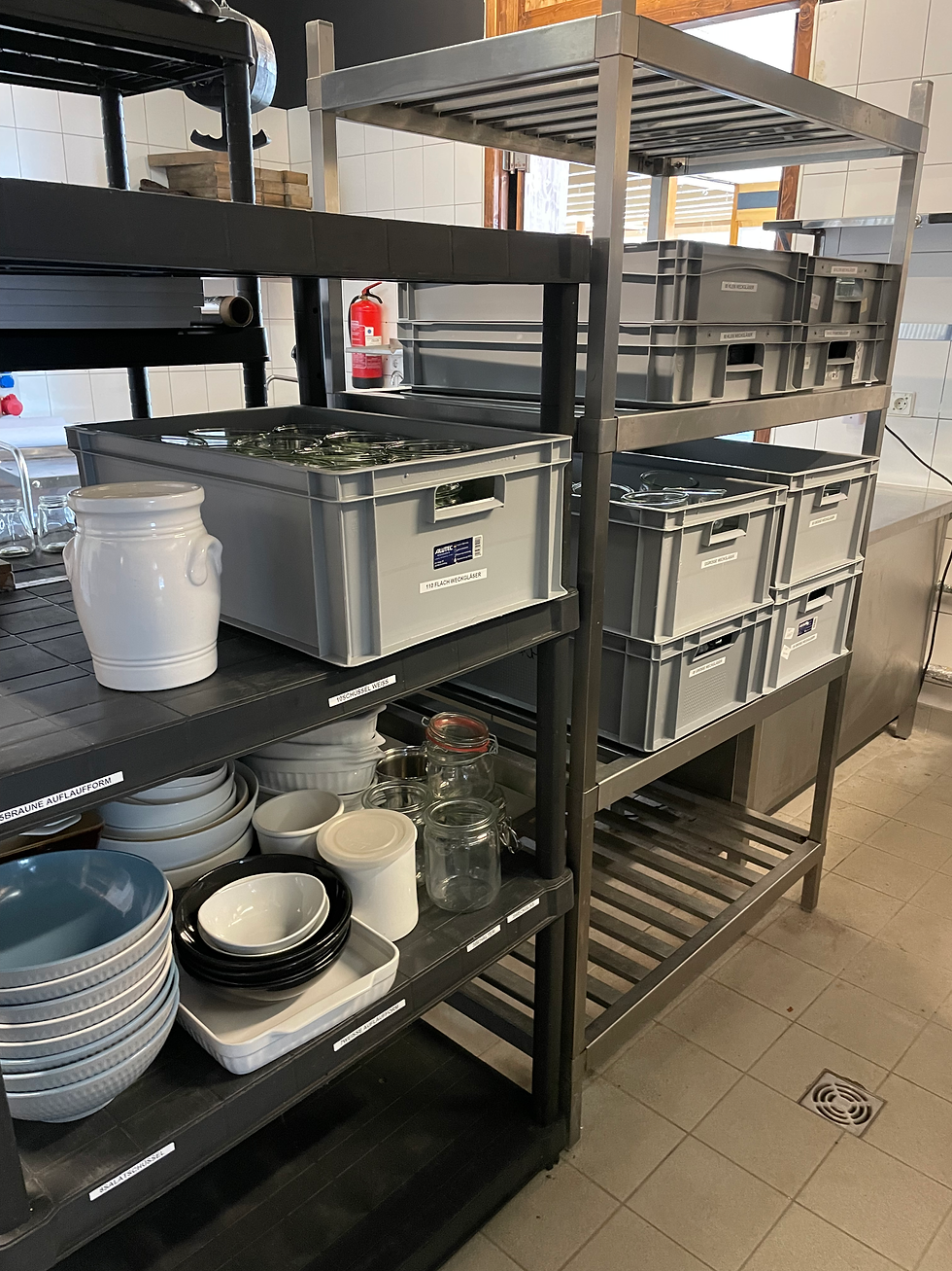 Hunderte Weckgläser und diverse Schüsseln für das Buffet