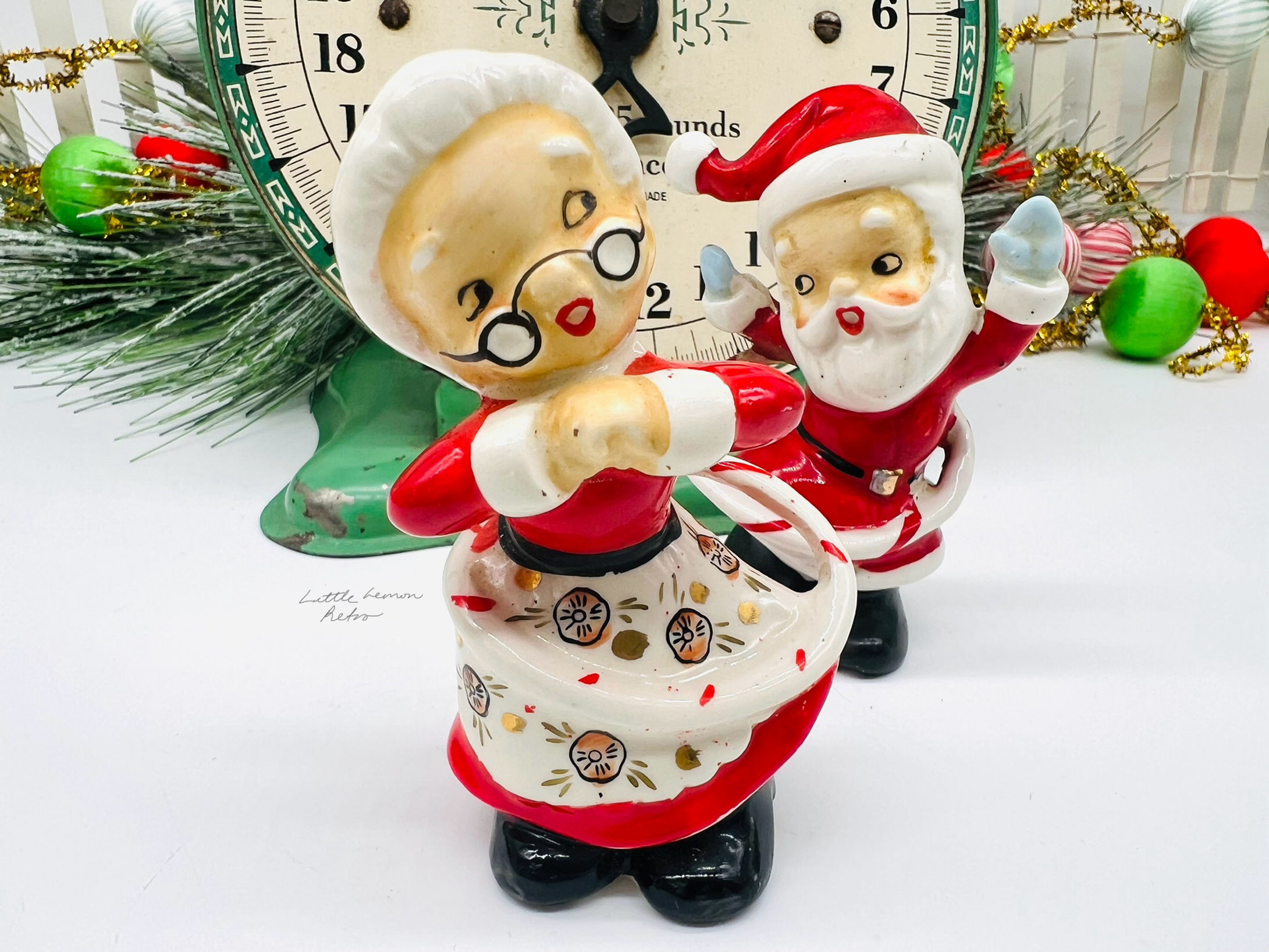 Hula Hooping Santa & Mrs. Claus salt/pepper shakers