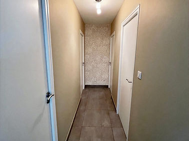 Mur peint en vert dans un couloir