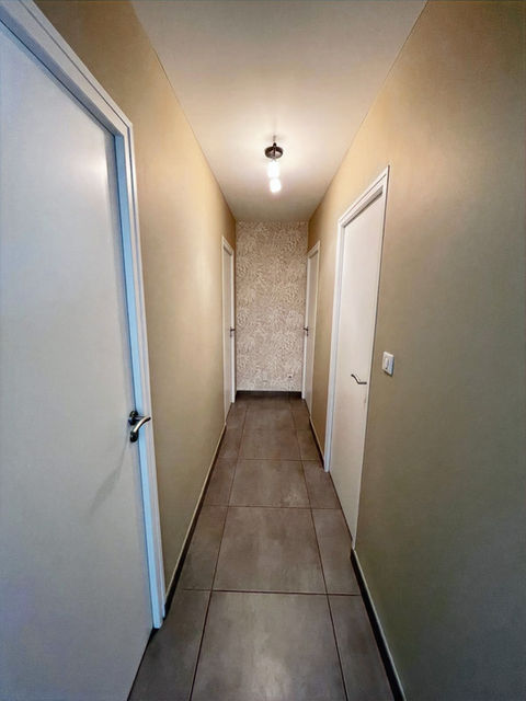 Peinture dans un couloir décoré