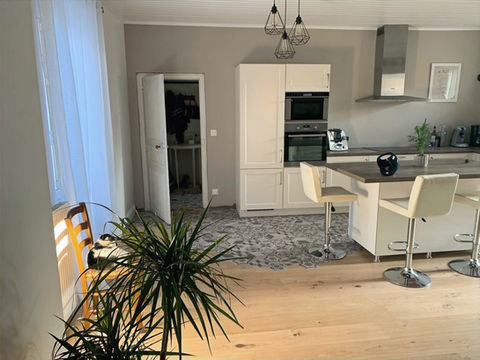 Pose d'un parquet en bois et d'un carrelage dans une cuisine