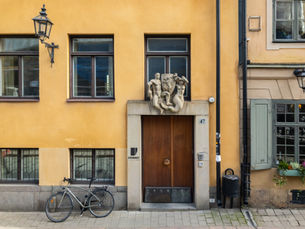 About the sculpture at Österlånggatan 47