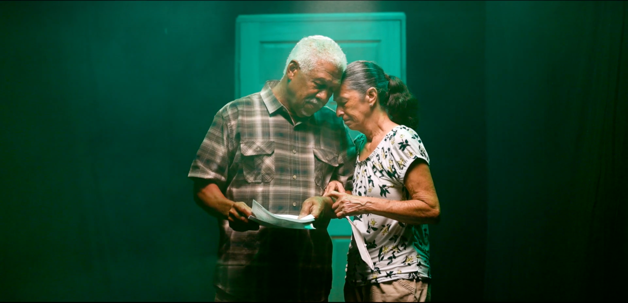 Toca a la puerta campaign film showing an older couple in front of a door